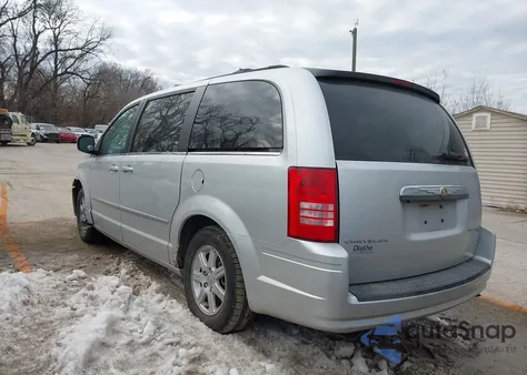 2010 Chrysler Town & Country Touring z USA, uszkodzony, nr VIN 2A4RR5D19AR229212